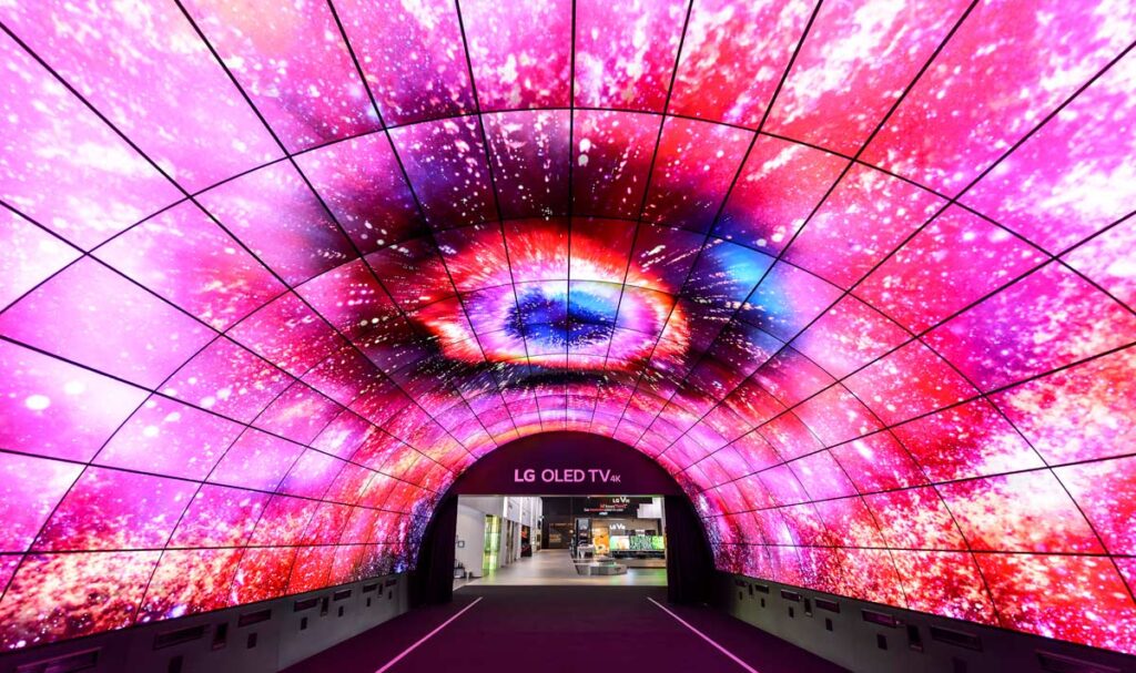 LG OLED TV Tunnel auf der CES 2018 mit beeindruckenden Lichteffekten, montiert von KMG Kessmann Montage GmbH.